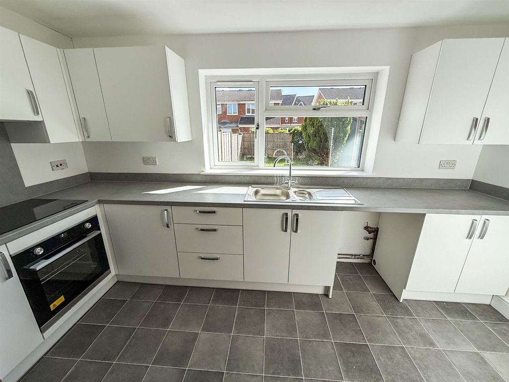 Property photo 2 of 10 Kitchen