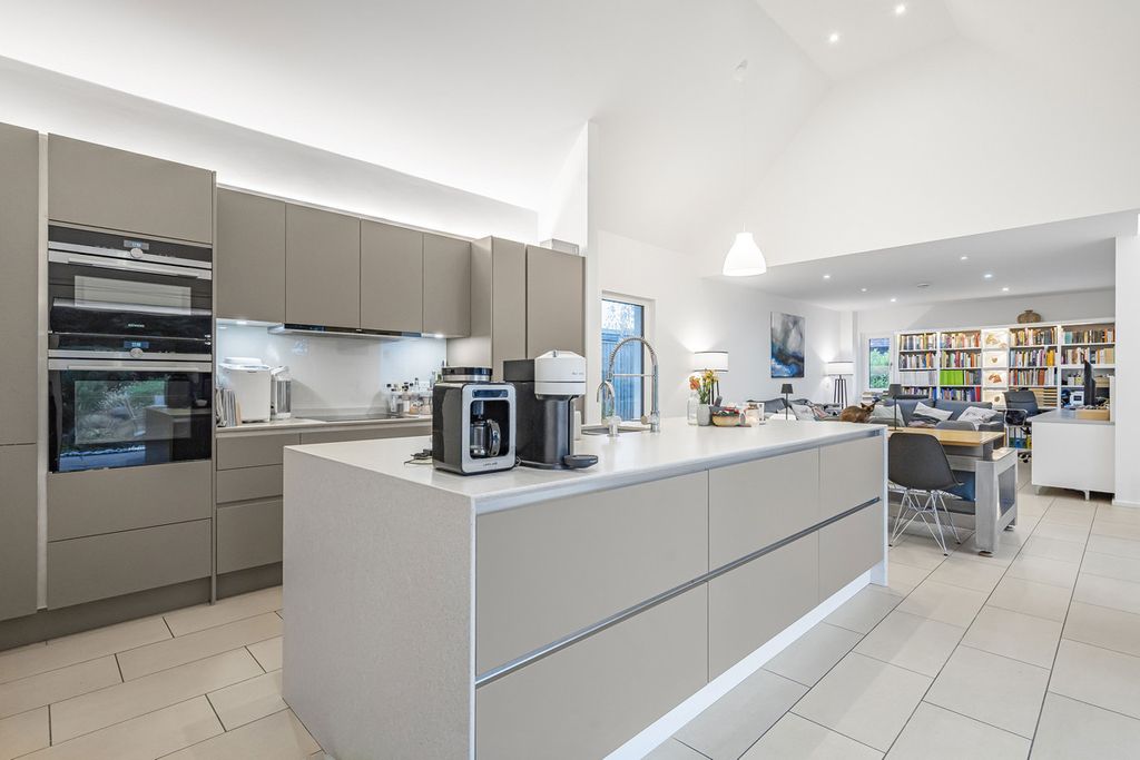 Property photo 3 of 42