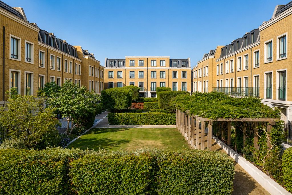 Property photo 1 of 13 Communal Gardens
