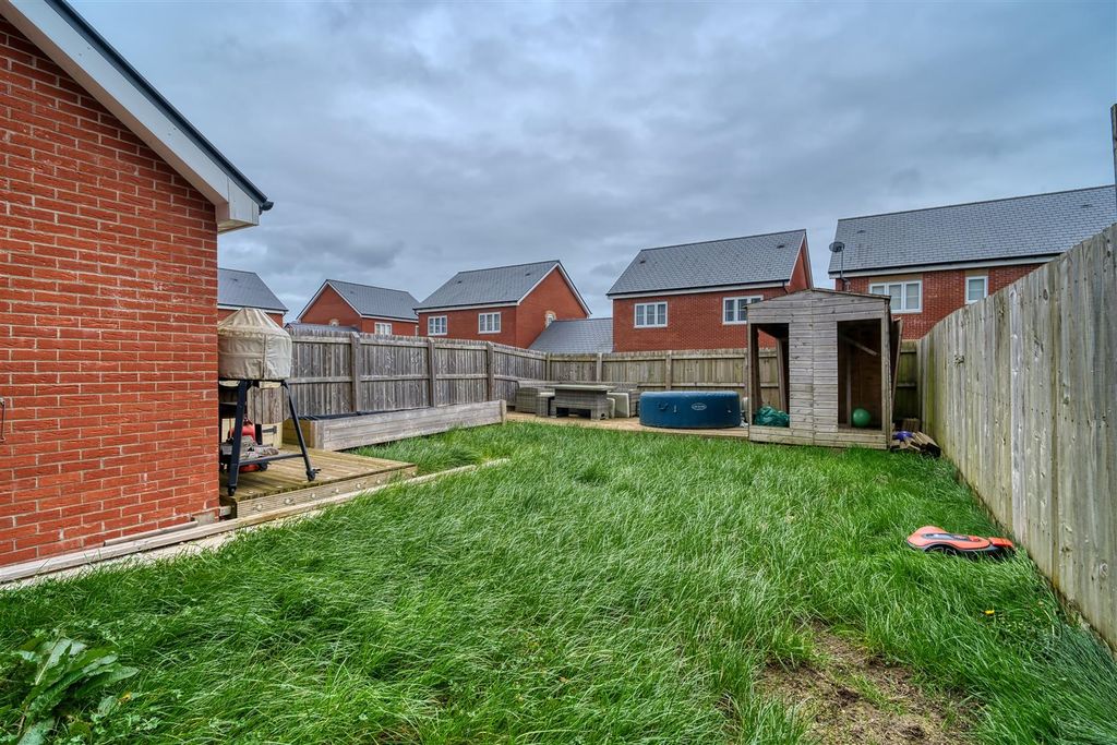 Property photo 3 of 11 Garden