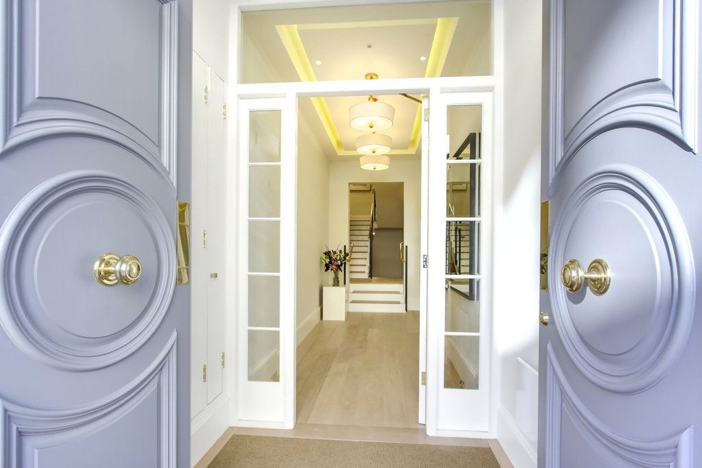 Property photo 2 of 9 Front Entrance