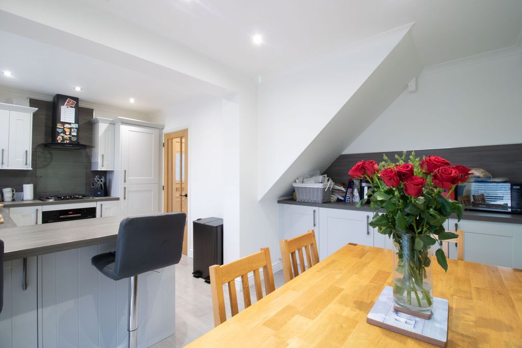 Property photo 2 of 25