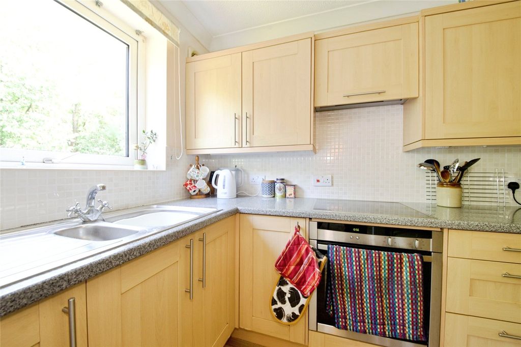 Property photo 3 of 11 Kitchen