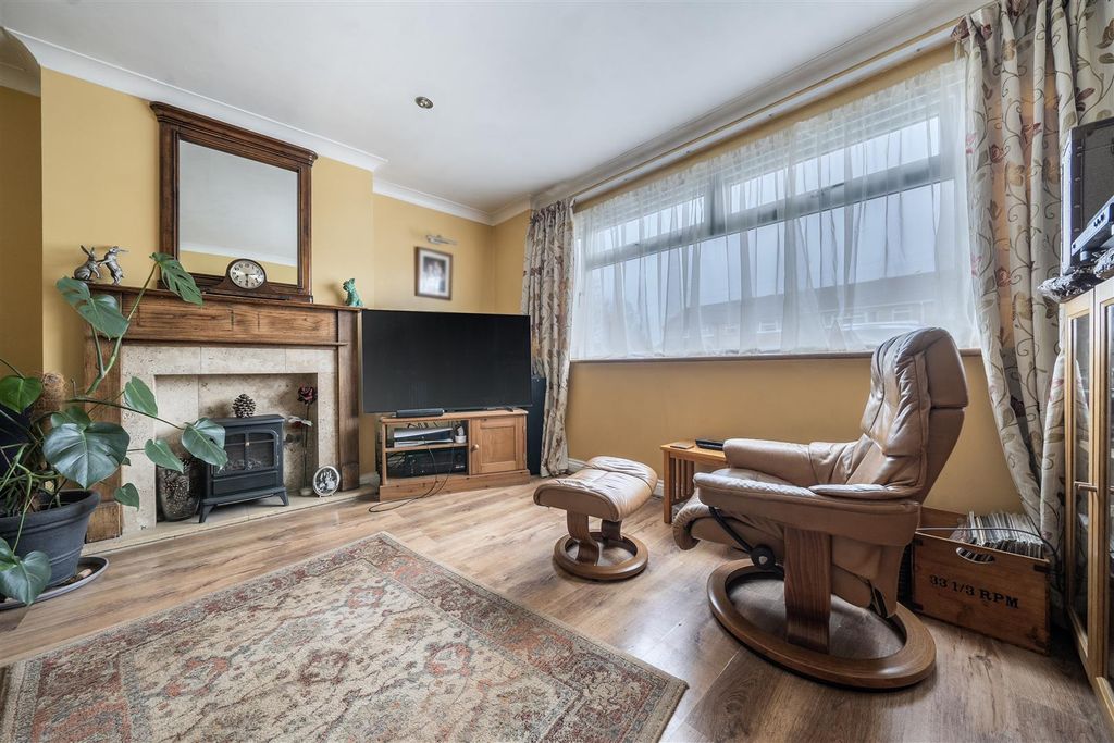 Property photo 3 of 19 1397571-11-696E4A4646145.Jpg