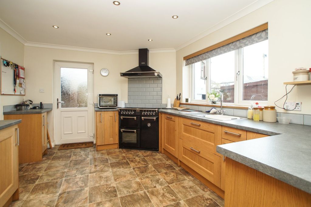Property photo 3 of 30 Dining Kitchen
