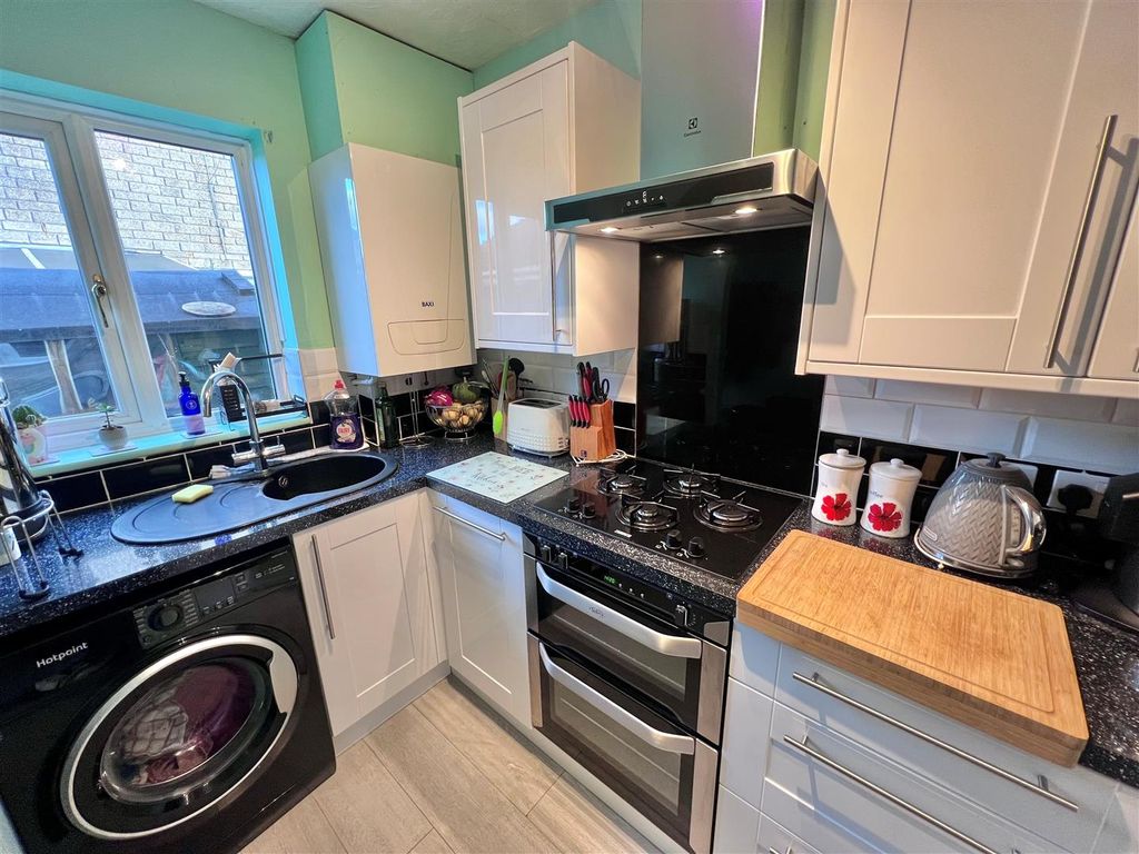 Property photo 3 of 14 Kitchen 3.Jpg