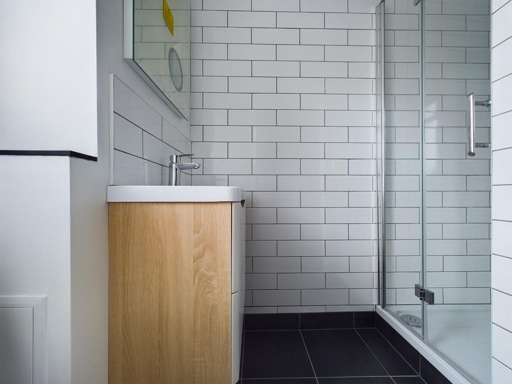 Property photo 3 of 11 Bathroom