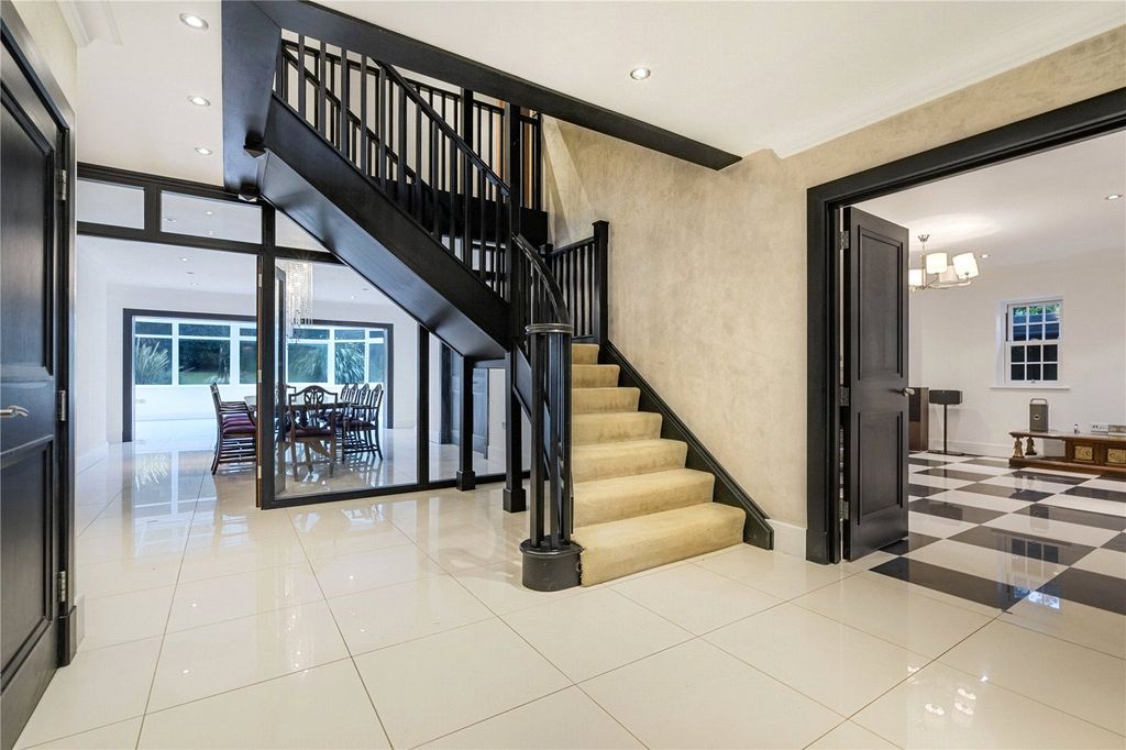 Property photo 2 of 19 Entrance Hall