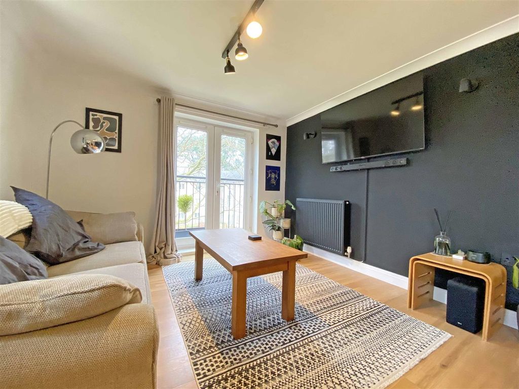 Property photo 3 of 10 Echo Crescent 84 - Living Room.Jpg