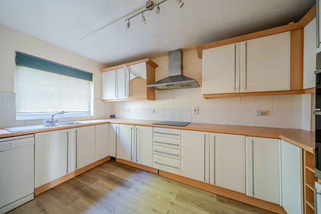 Property photo 3 of 14 1459335-10-6A02F4...