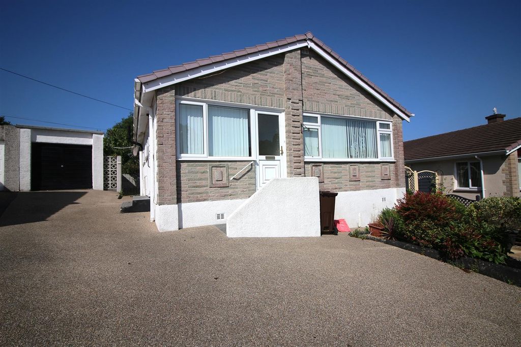 Property photo 1 of 18 Driveway