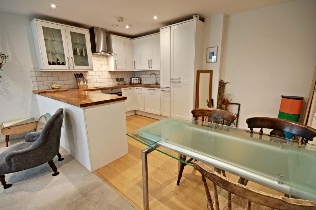 Property photo 3 of 32 101 Qmh - Dining-Kitchen