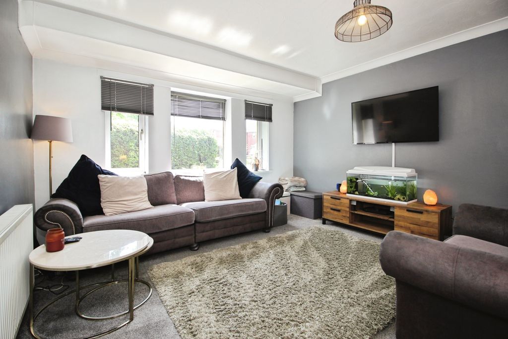 Property photo 2 of 15 Lounge
