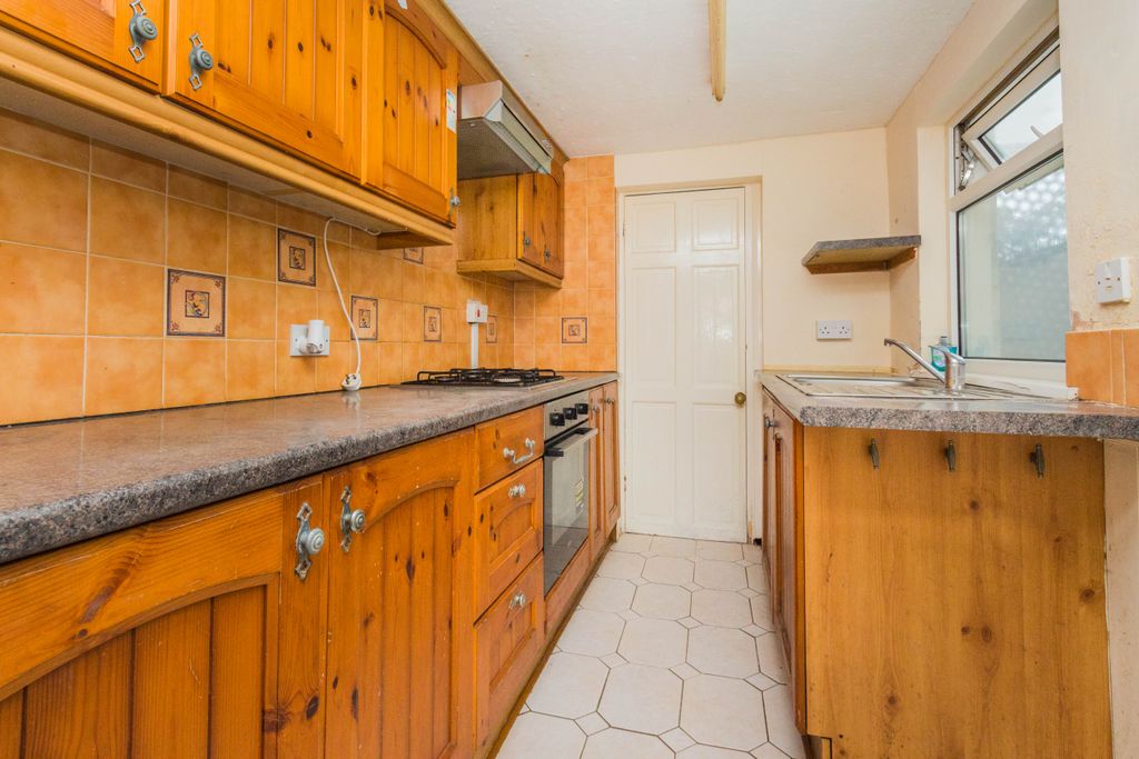 Property photo 2 of 10 Kitchen