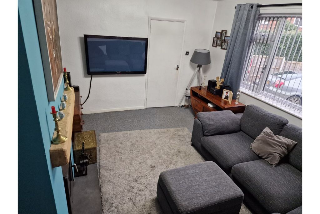 Property photo 3 of 17 Lounge
