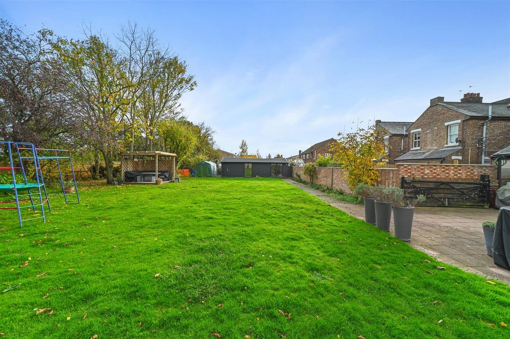 Property photo 3 of 18 Garden