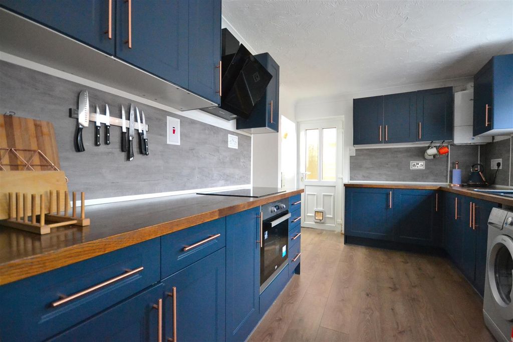 Property photo 3 of 18 Kitchen/ Dining Room