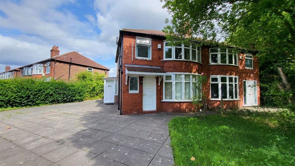 Property photo 1 of 11 Charming Semi-Detached Brick House Featuring A Wel...