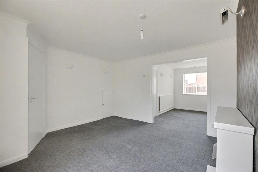 Property photo 3 of 26 Lounge_2.Jpeg