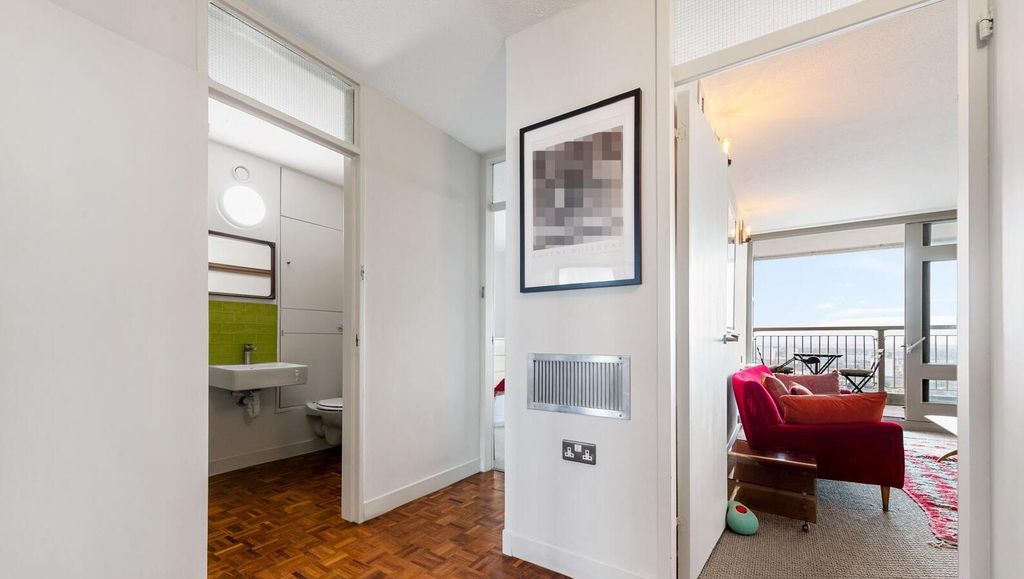 Property photo 3 of 4 Hallway