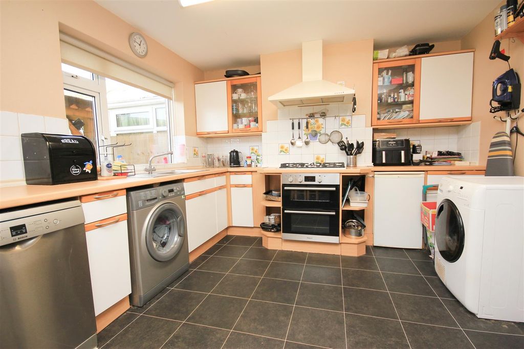 Property photo 3 of 14 Kitchen 2.Jpg