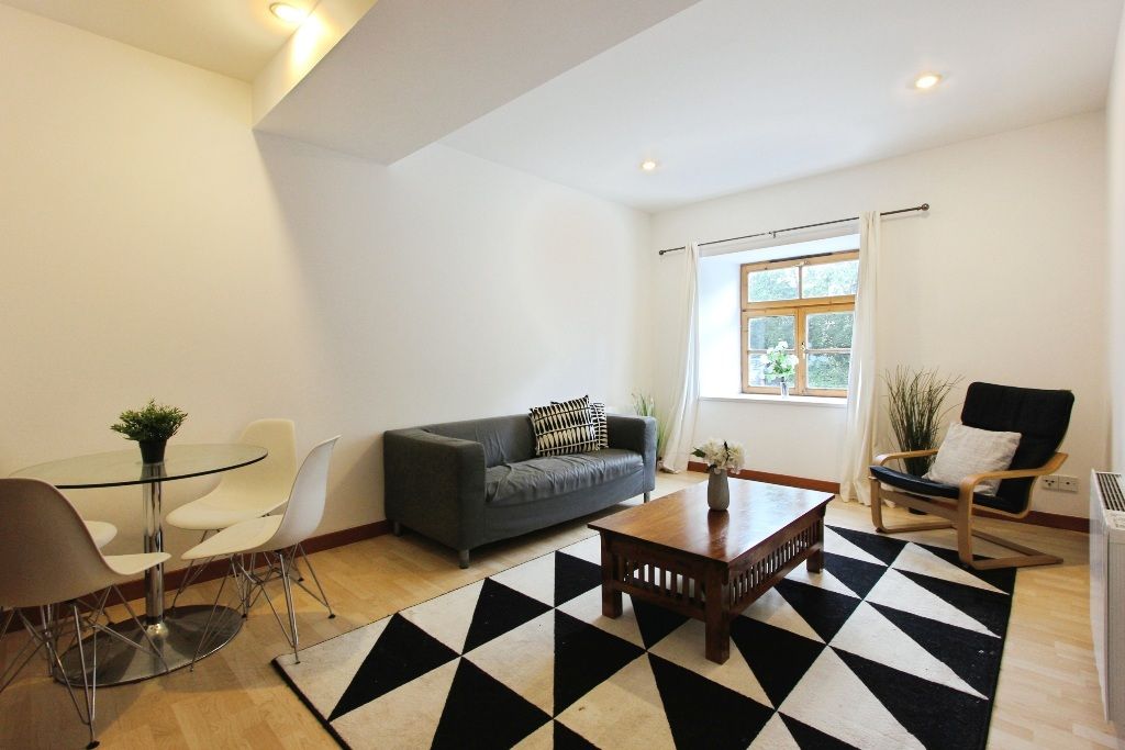 Property photo 1 of 11 Lounge