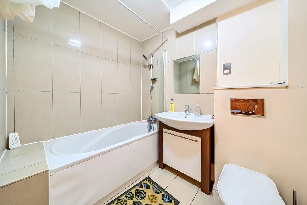Property photo 3 of 10 Bathroom