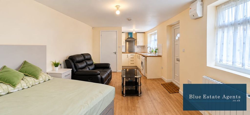 Property photo 1 of 5 Studio Flat
