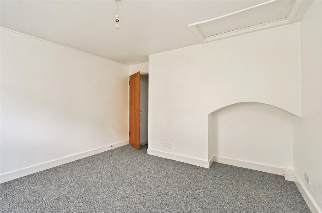 Property photo 2 of 9 Bedroom