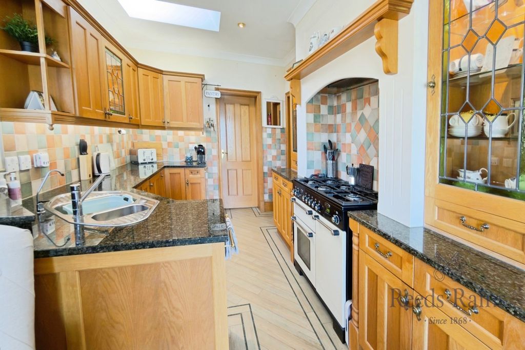 Property photo 3 of 27 Kitchen