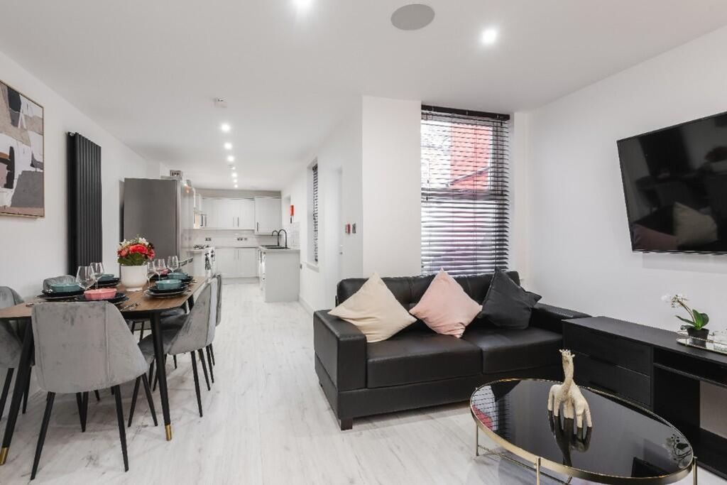 Property photo 2 of 15 Modern And Stylish Living Room Featuring A Spaciou...