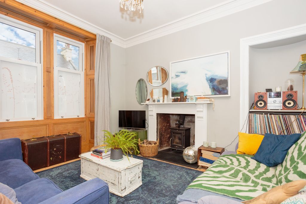 Property photo 3 of 30 Lounge