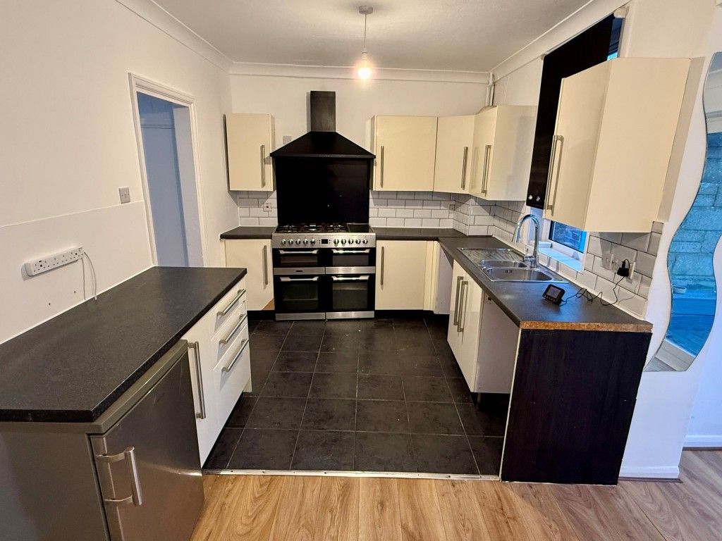 Property photo 3 of 13 Kitchen