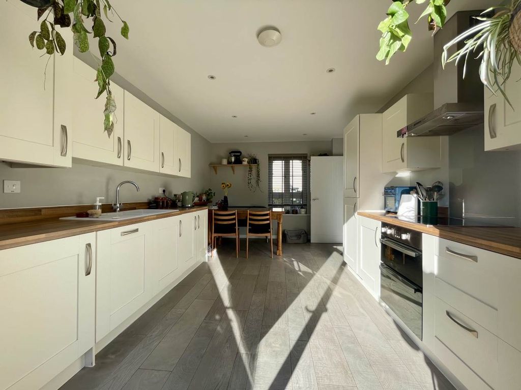 Property photo 2 of 18 Kitchen 1