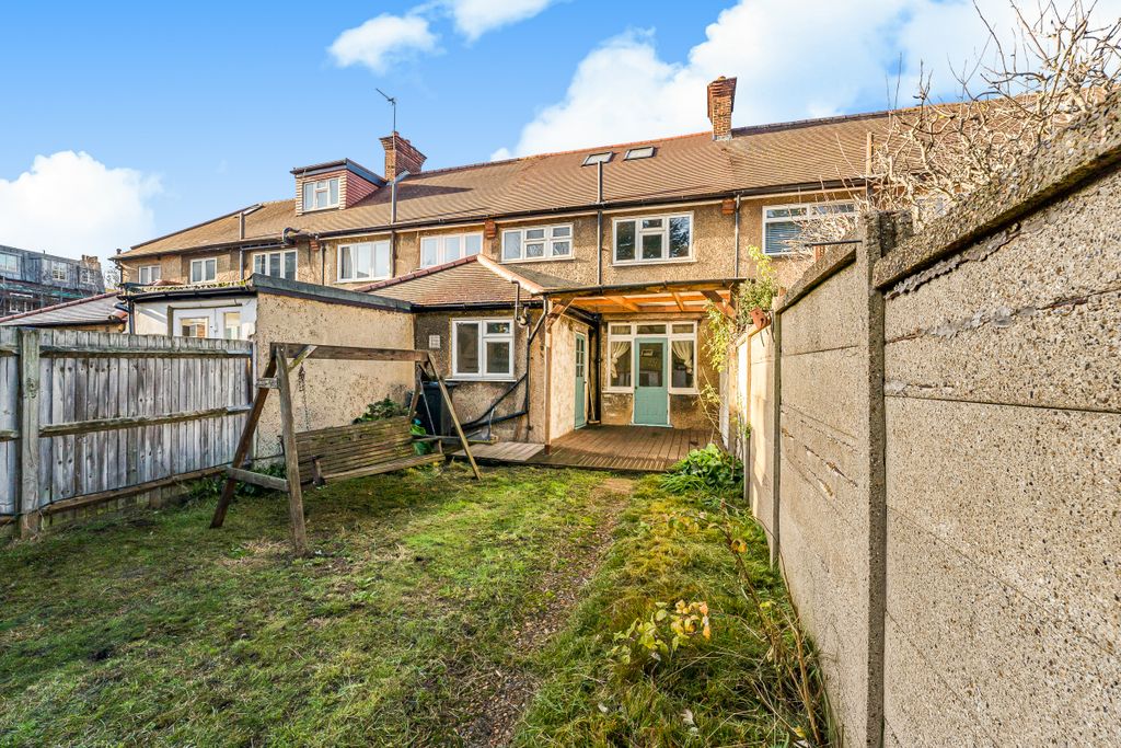 Property photo 3 of 16 Manor Gardens (5)