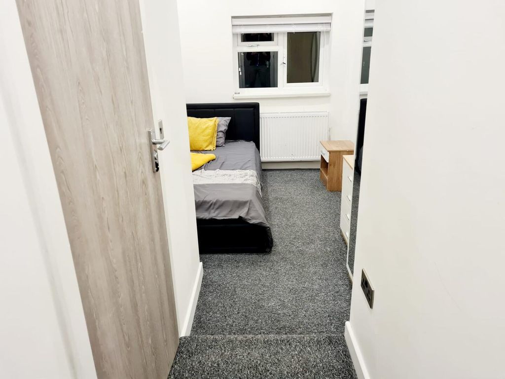 Property photo 3 of 10 Bedroom