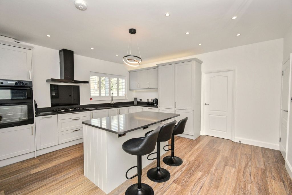 Property photo 2 of 25