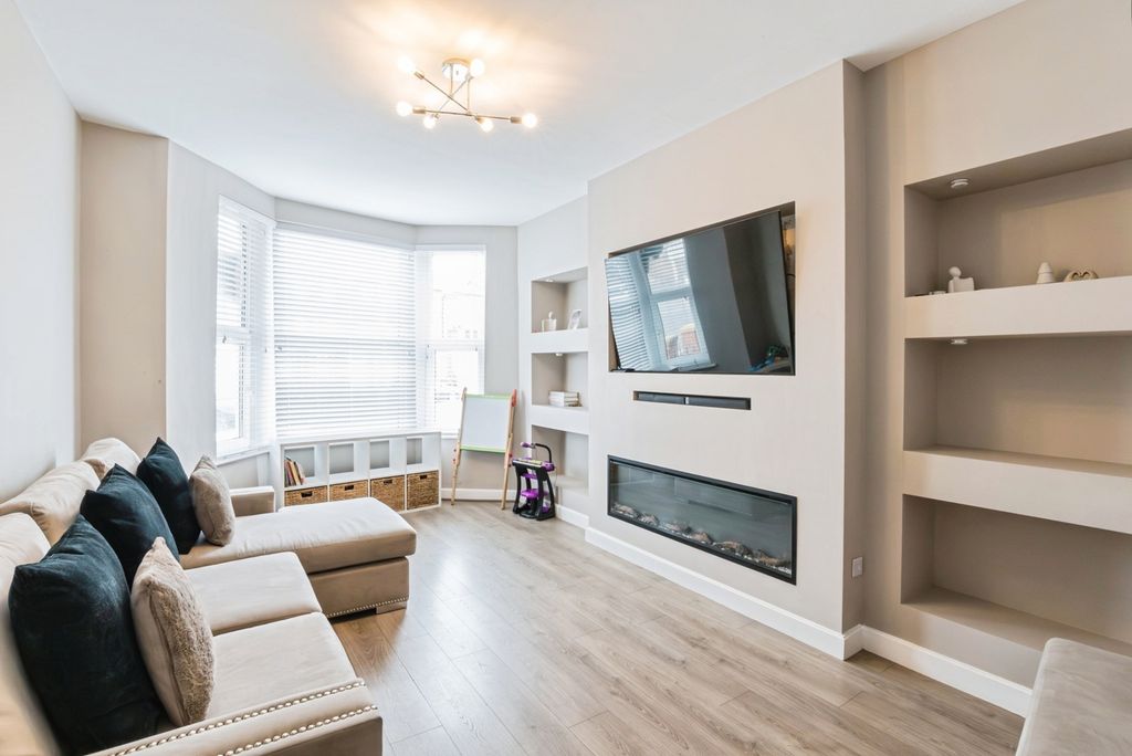 Property photo 2 of 16 Pbox-Img.Jpg