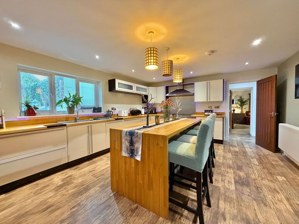 Property photo 3 of 27 Kitchen