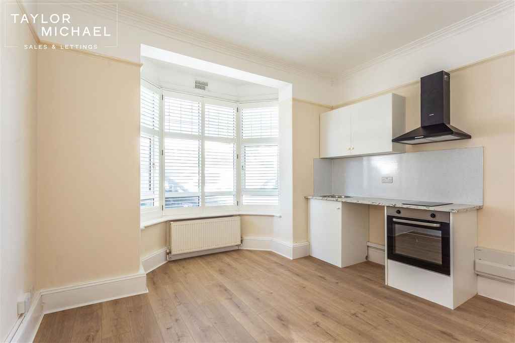 Property photo 2 of 13 Bedsit