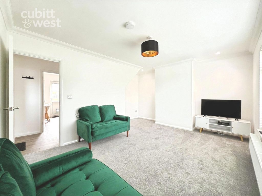 Property photo 3 of 16 Lounge