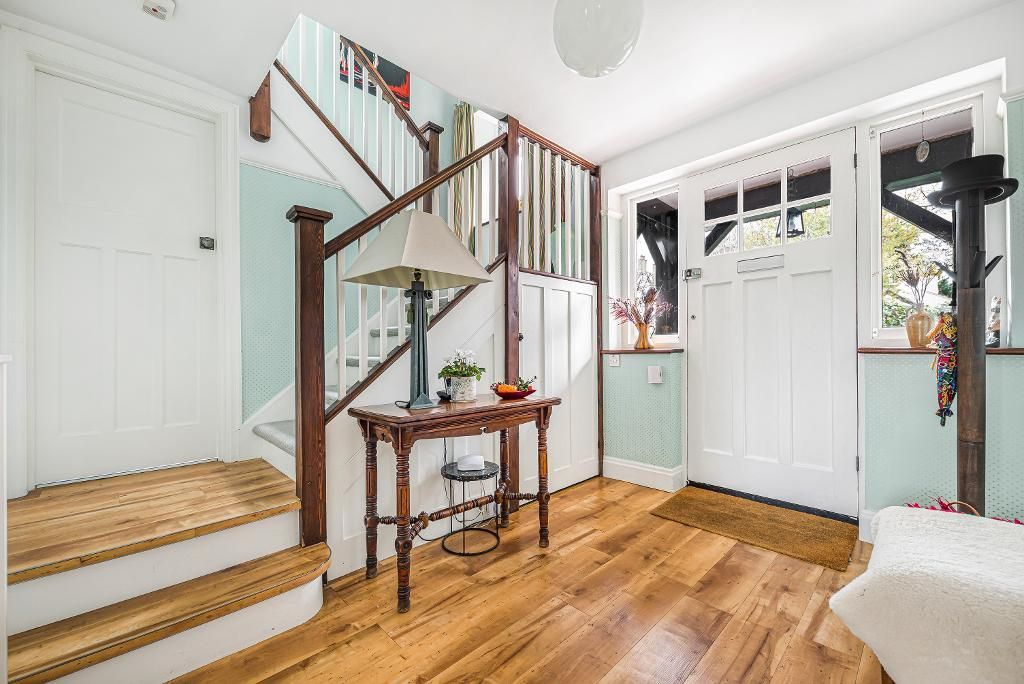 Property photo 2 of 19 Entrance Hall