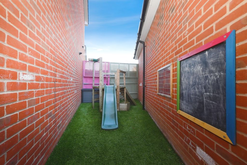 Property photo 2 of 20