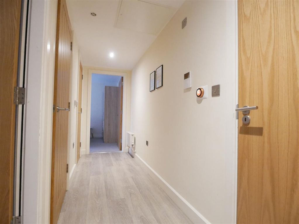 Property photo 3 of 14 Entrance Hall
