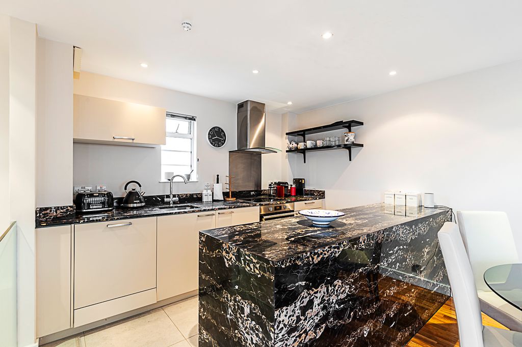 Property photo 2 of 32