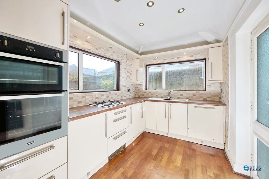 Property photo 2 of 17 Kitchen
