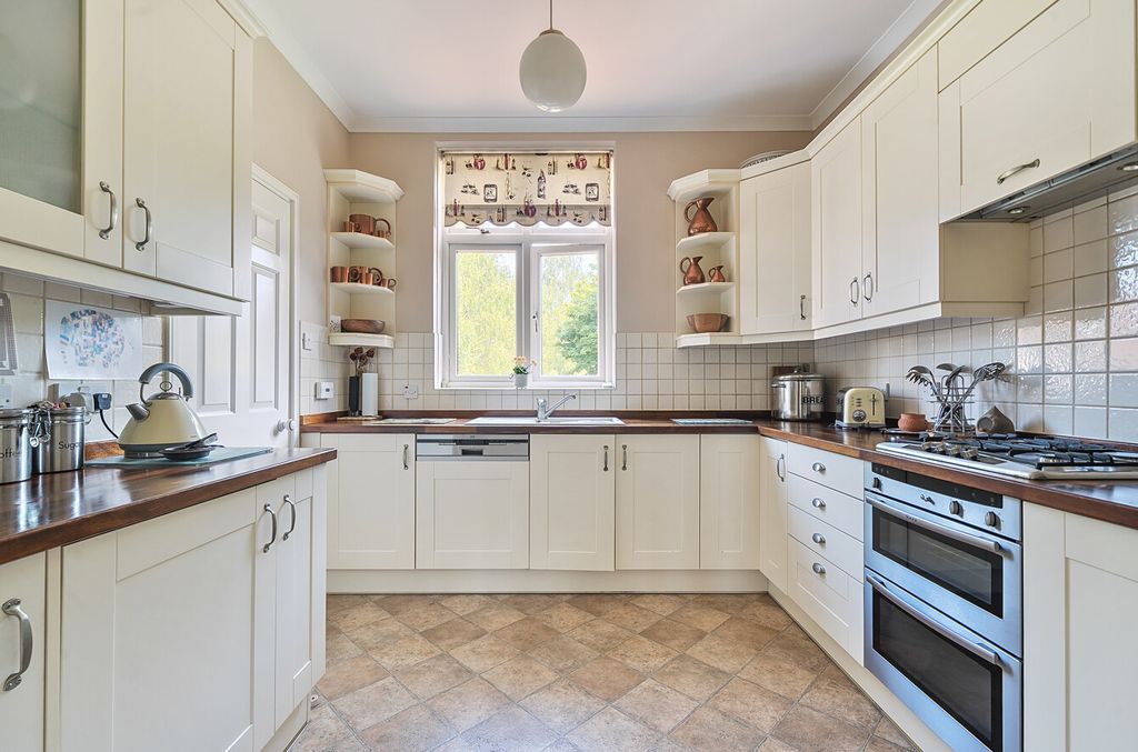Property photo 3 of 17 1310294-33-684c3E...