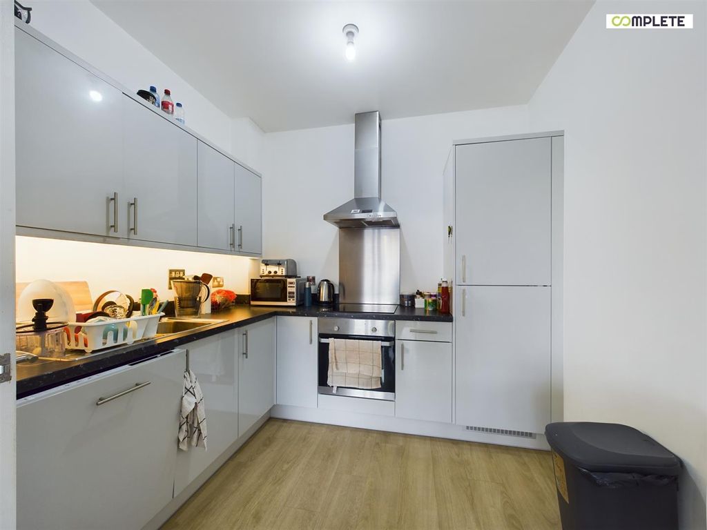 Property photo 2 of 10 Cam01231G0-Pr0046-Still004