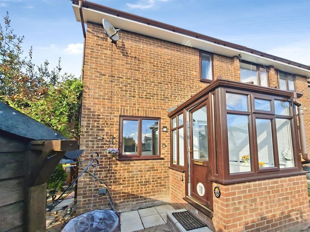 Property photo 1 of 16 Brissenden Close