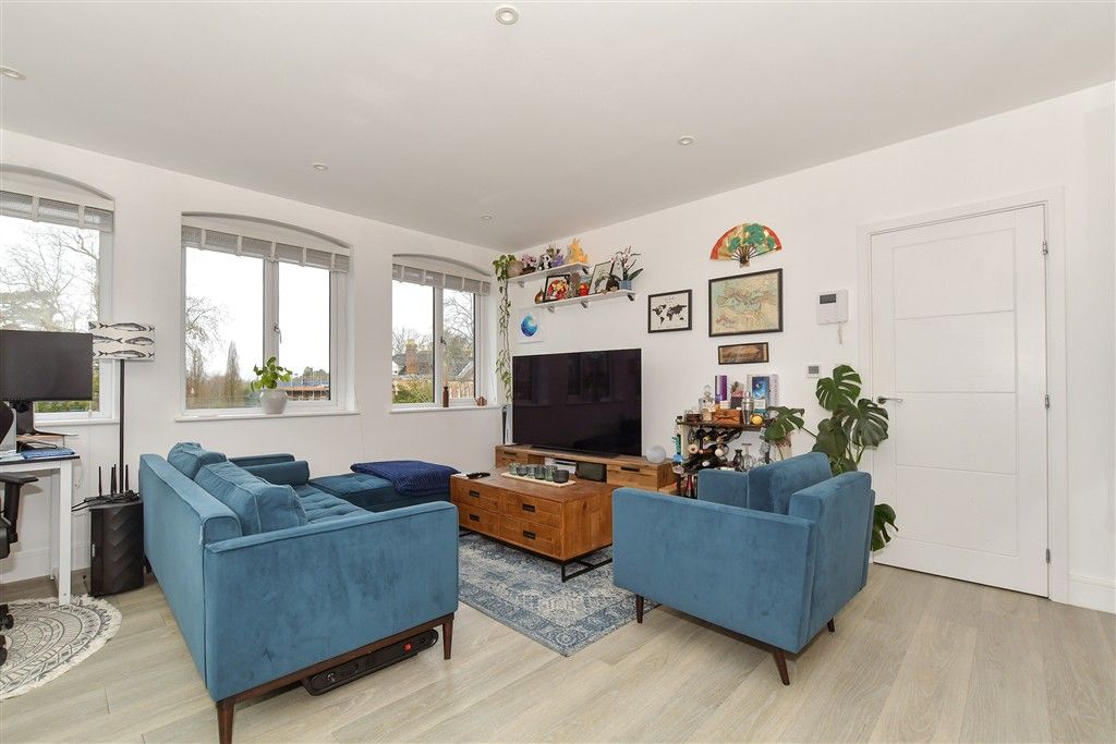 Property photo 3 of 8 Lounge/Kitchen